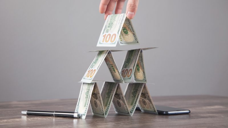 Финансовая пирамида: опасное зло или ловушка для ничего не подозревающих инвесторов?