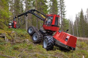 Чокерный трактор: Мощная машина для лесозаготовительной промышленности